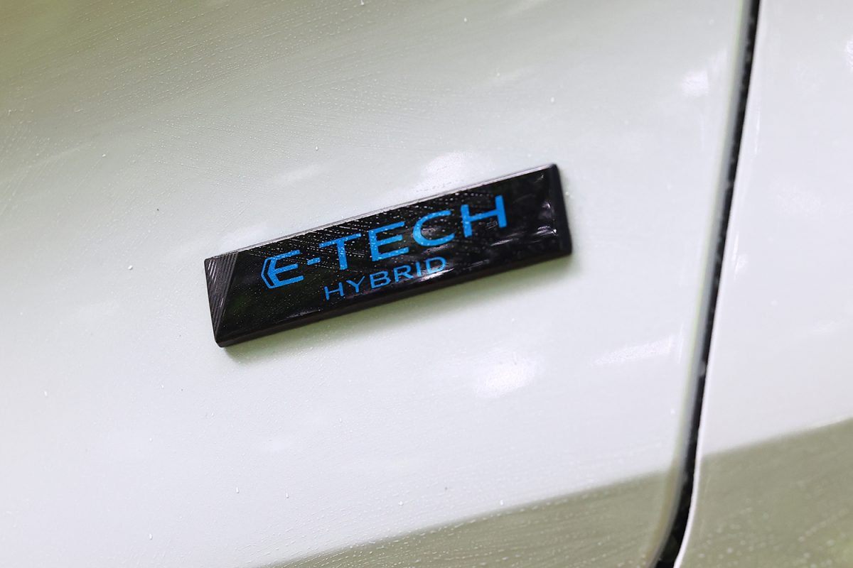 E-TECHとマイルドハイブリッドの外観上の違いはバッジの違いのみとなる