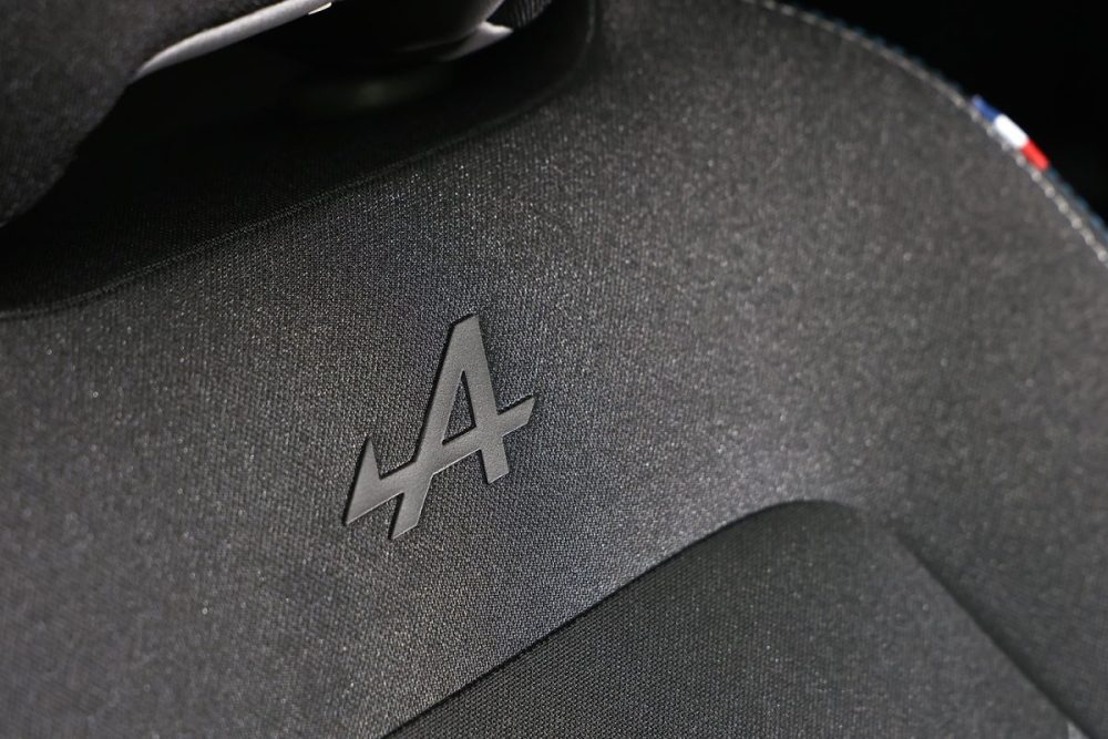 エスプリ アルピーヌのシートはアルピーヌのロゴが入って、気分を高めてくれる。トリコロールのタグも専用となる