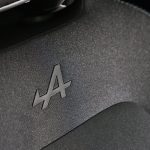 エスプリ アルピーヌのシートはアルピーヌのロゴが入って、気分を高めてくれる。トリコロールのタグも専用となる