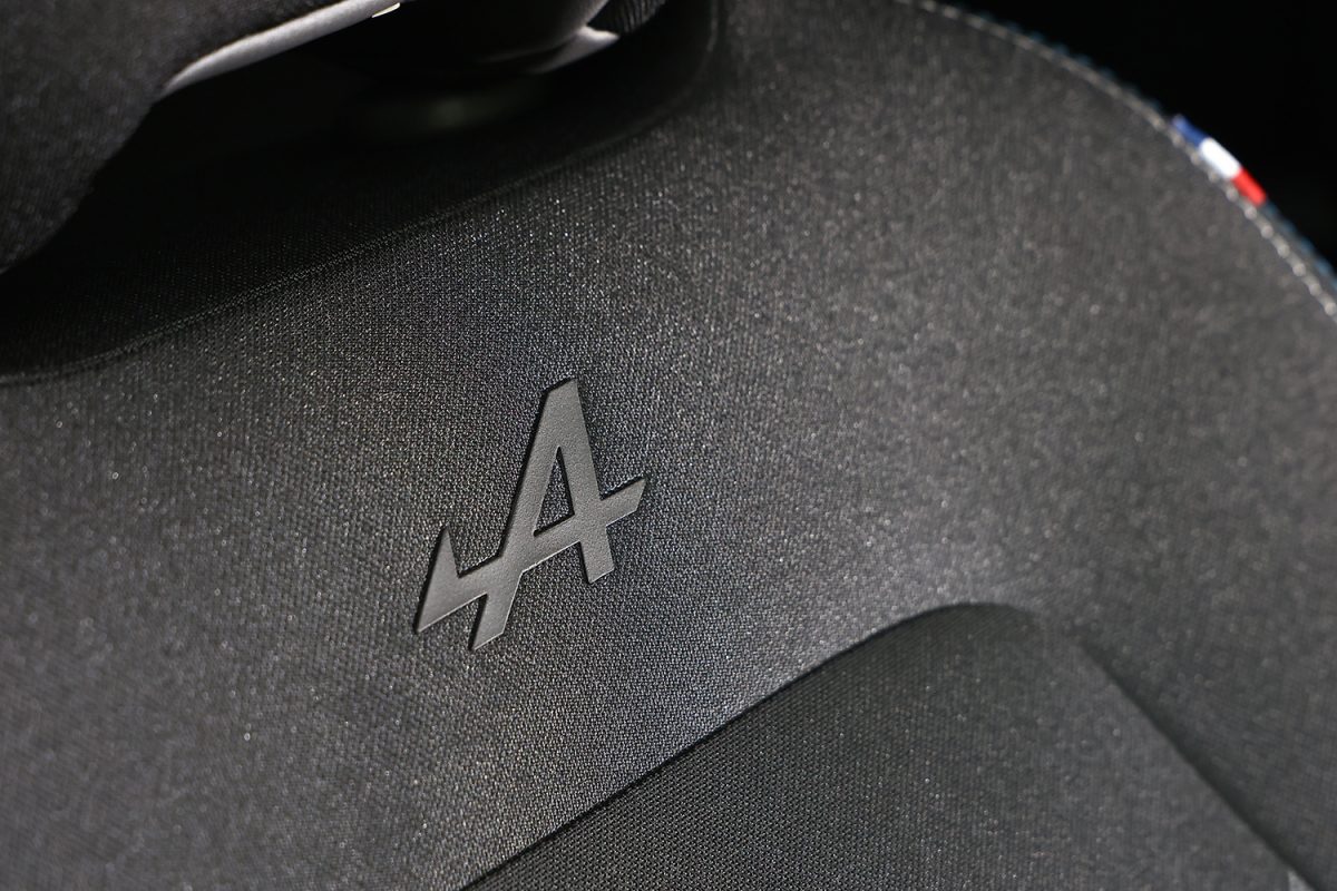 エスプリ アルピーヌのシートはアルピーヌのロゴが入って、気分を高めてくれる。トリコロールのタグも専用となる