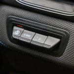 E-TECH自体の仕様は変更なしだが、E-SAVEという省燃費制御が今回プラスされた。その結果、WLTCモード燃費22.8km/Lから23.3km/Lへと向上している。輸入車SUV燃費ナンバー1をキープ