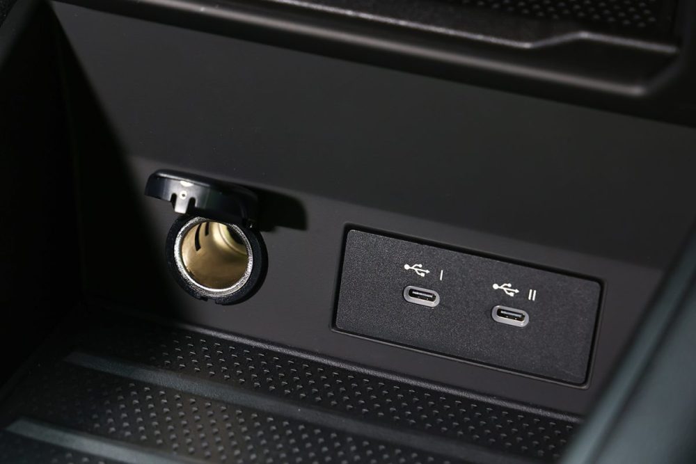 12VのシガーソケットとUSBのタイプCがふたつ付いている。後席も同様の数となる