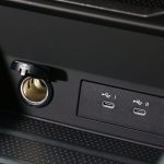 12VのシガーソケットとUSBのタイプCがふたつ付いている。後席も同様の数となる