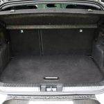 E-TECHが440Lで、マイルドハイブリッドが536Lと違いがあるが、どちらも十分広い。後席は6対4の分割可倒式となる