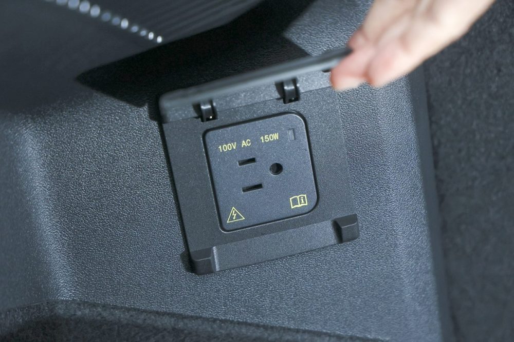 ラゲッジ内の100Vのコンセントは全グレードに標準装備