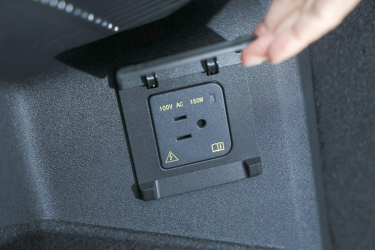 ラゲッジ内の100Vのコンセントは全グレードに標準装備