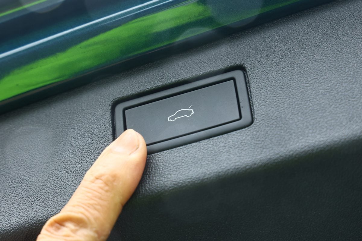 電動パワーゲートは全グレードに標準で、はさ込み防止機能も付いている