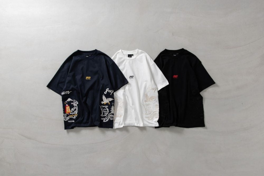 タイオン「ジャパン 刺繍 Tシャツ」各￥4,950／3色展開（ダークネイビー、オフホワイト、ブラック）