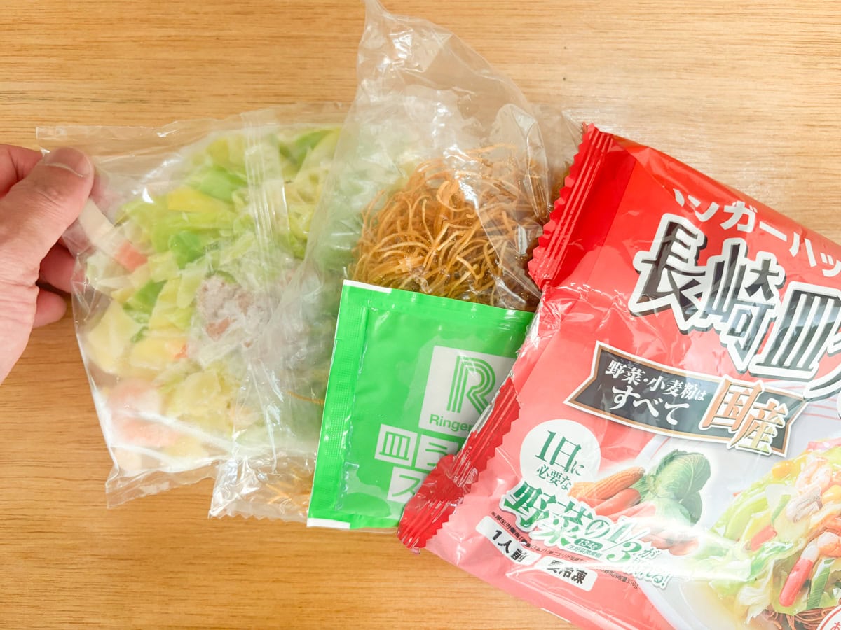「長崎皿うどん」はパッケージを開けると、具材、麺、スープの3つが分かれて入っています