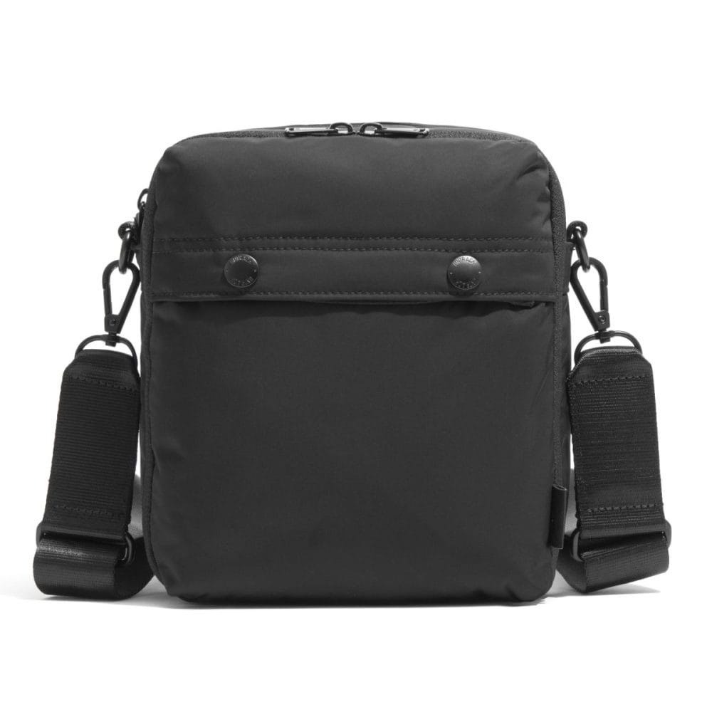 アントラック「ショルダーバッグ バーティカルタイプ」￥18,700／W17×H20×D8㎝