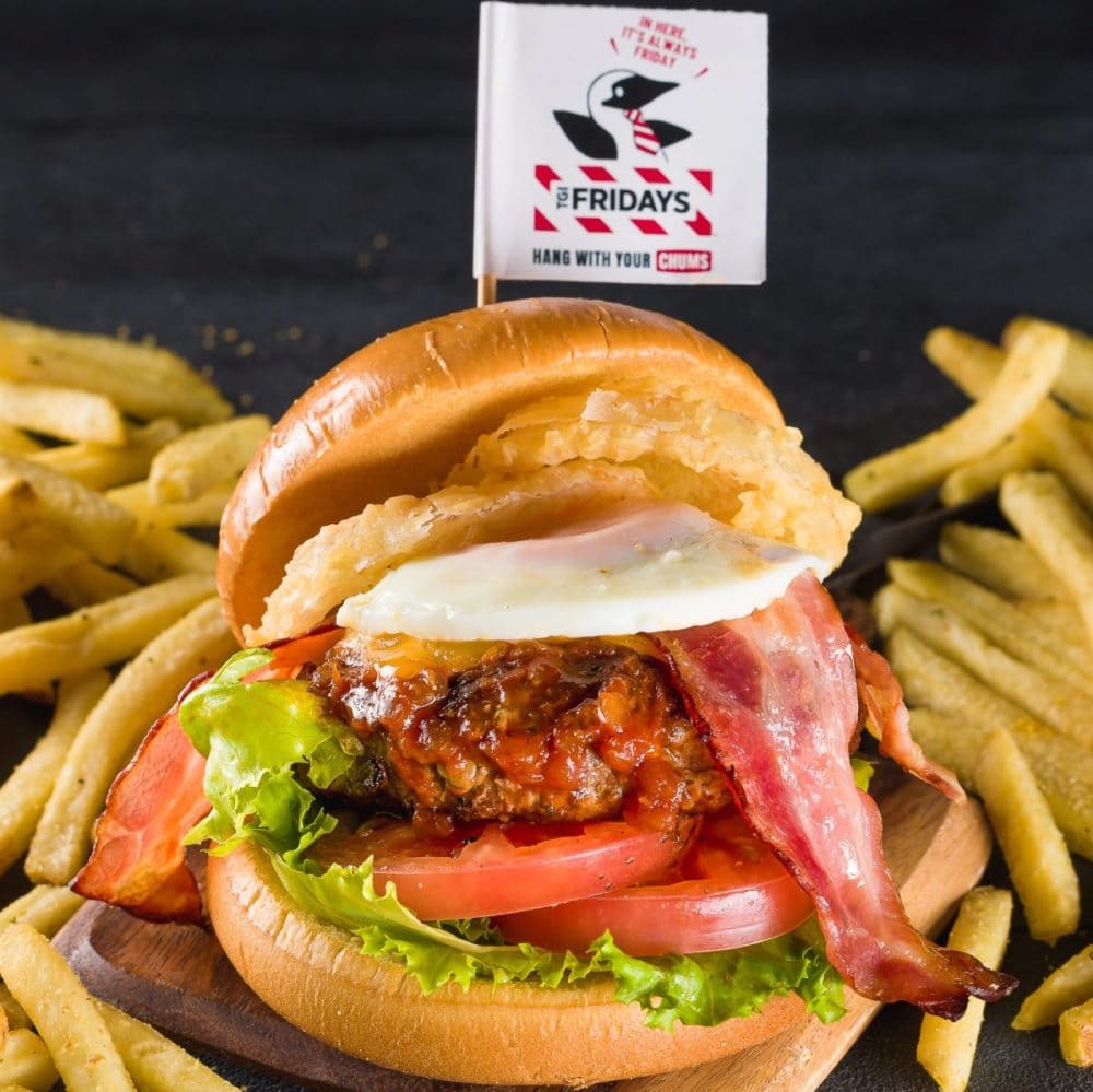 TGIフライデーズ「チャムス バーベキューベーコン エッグ オニオンフライ バーガー （コラボステッカー付き）」￥2,409