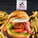 TGIフライデーズ「チャムス バーベキューベーコン エッグ オニオンフライ バーガー （コラボステッカー付き）」￥2,409