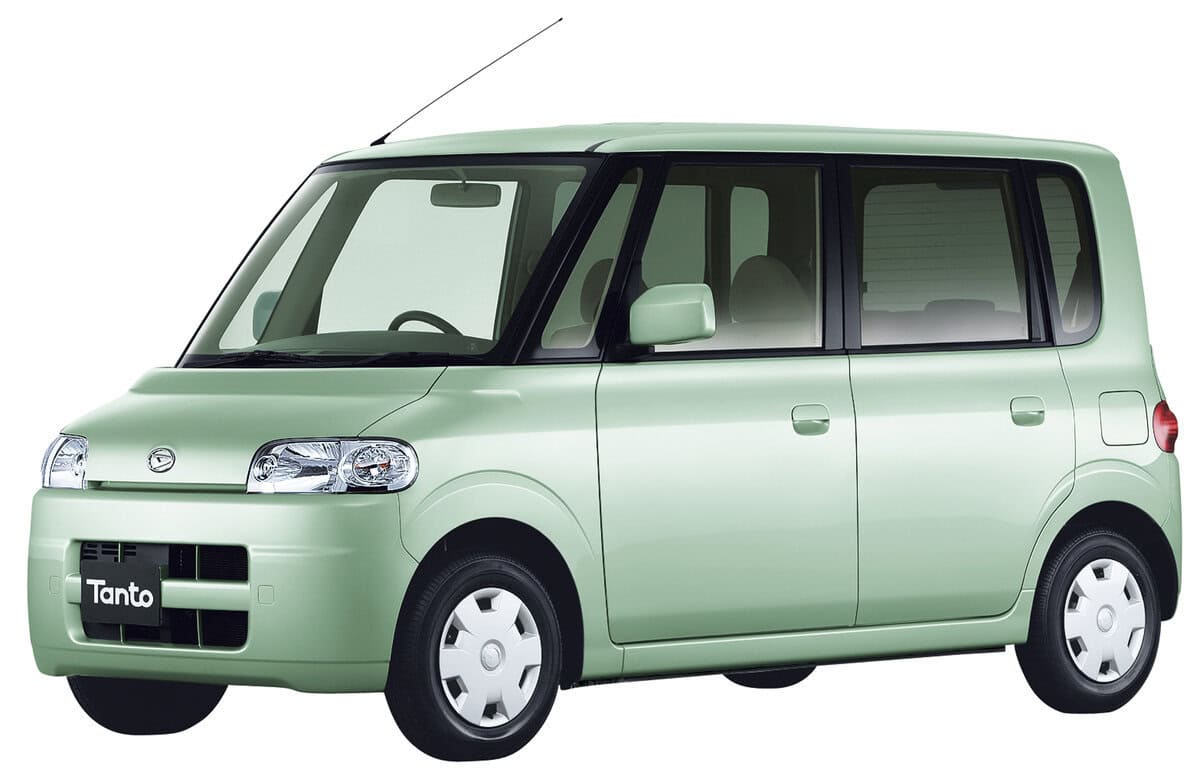 2003年登場の初代タント。「スーパーハイト系ワゴン」という軽乗用車の新ジャンルを開拓した