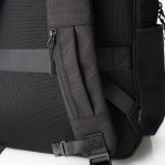 ショルダーハーネスの左側にもファスナーポケットを装備