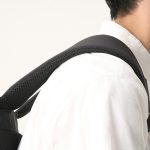 ショルダーハーネスには厚み約15mmになる極厚クッションを設置