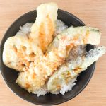 スーパーの惣菜コーナーにある天丼弁当と違い、サクサク感も残っているのでちょっと感動ものです