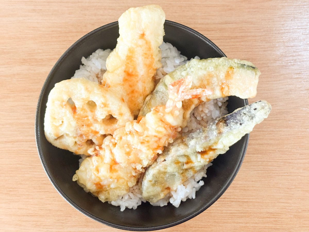 スーパーの惣菜コーナーにある天丼弁当と違い、サクサク感も残っているのでちょっと感動ものです