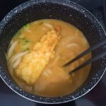 粉末スープが溶けるまでよくかき混ぜますが、ビジュアル的にえび天を壊したくないので、粉末スープを溶くのがむずい！