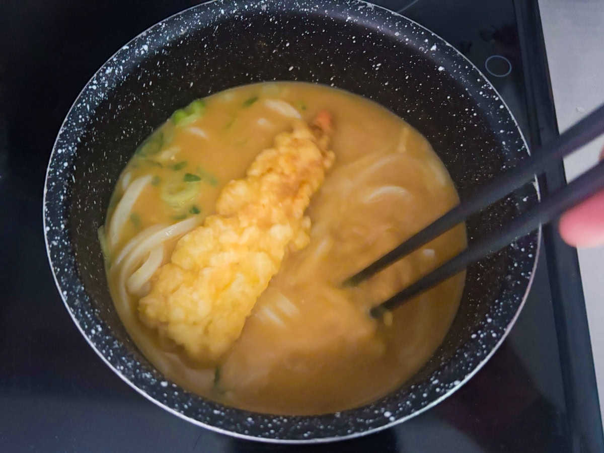 粉末スープが溶けるまでよくかき混ぜますが、ビジュアル的にえび天を壊したくないので、粉末スープを溶くのがむずい！