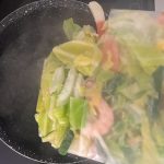 具材の作り方は鍋に250mLの水を入れ、沸騰したら具材を入れて箸でほぐすだけ