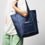 ストラップは肩掛け可能