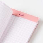 ロディアの特長であるスムースな書き心地とこだわりの紙質をそのままに、ターコイズとブルーにはライトブルー罫、プラムとピンクにはライトピンク罫を採用