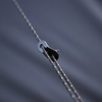 夜間において本体がBLACK で⾒えづらい点をカバーするため、ガイロープに反射材を織り込み、視認性を⾼めている