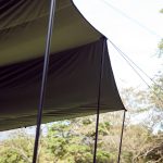 テントサイドにもリビングスペースをつくることが できます。「BLACK」特別仕様としてポールは軽量なアルミ製に
