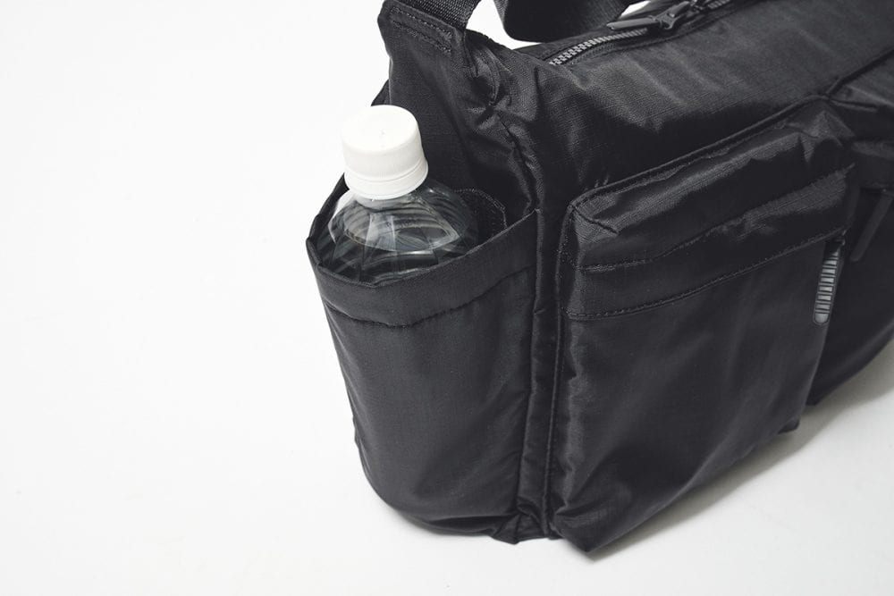 向かって左にはペットボトルやドリンクボトルが入るオープンポケットを装備