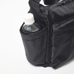 向かって左にはペットボトルやドリンクボトルが入るオープンポケットを装備