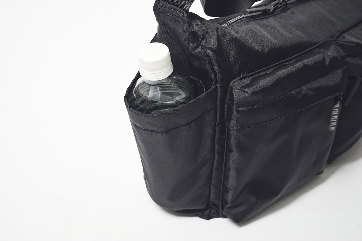 向かって左にはペットボトルやドリンクボトルが入るオープンポケットを装備