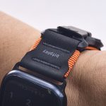 耐摩耗性と耐傷性に優れたハイパロン素材を使用し、ストラップ接続部の耐久性を高めている