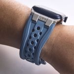 ベルトに穴の空いたパーフォレーテッドデザインを採用しており、通気性と軽量性に優れている