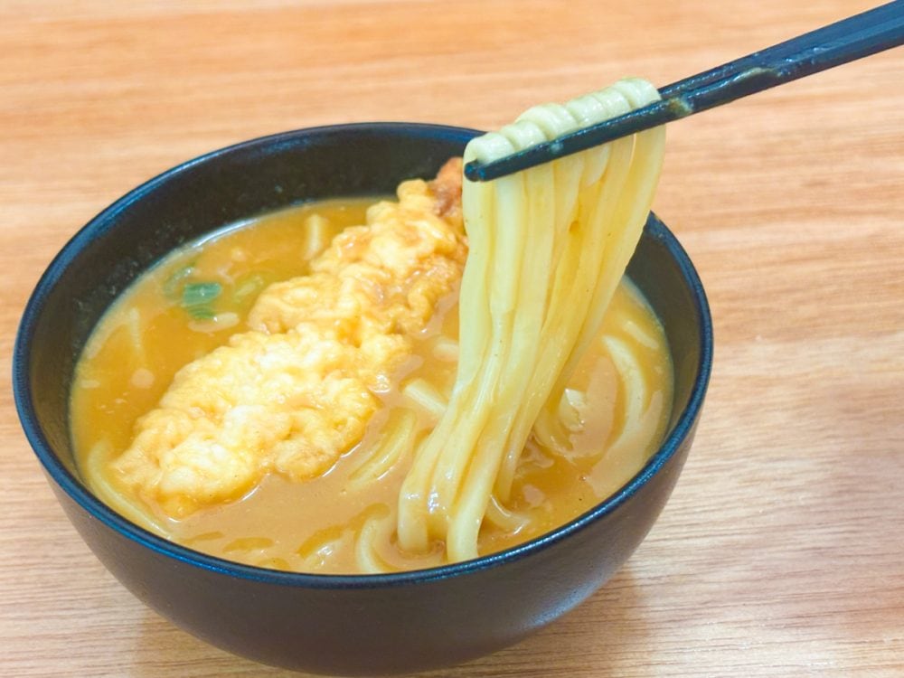 クリーミーだけどピリッとスパイスの効いたスープが麺によく絡み、えび天の衣のトロトロ感がたまりません！