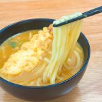 クリーミーだけどピリッとスパイスの効いたスープが麺によく絡み、えび天の衣のトロトロ感がたまりません！