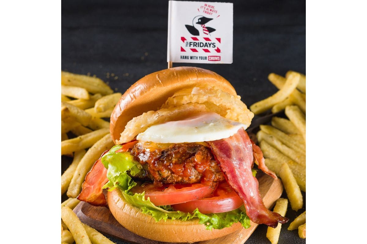 TGIフライデーズ「チャムス バーベキューベーコン エッグ オニオンフライ バーガー （コラボステッカー付き）」￥2,409