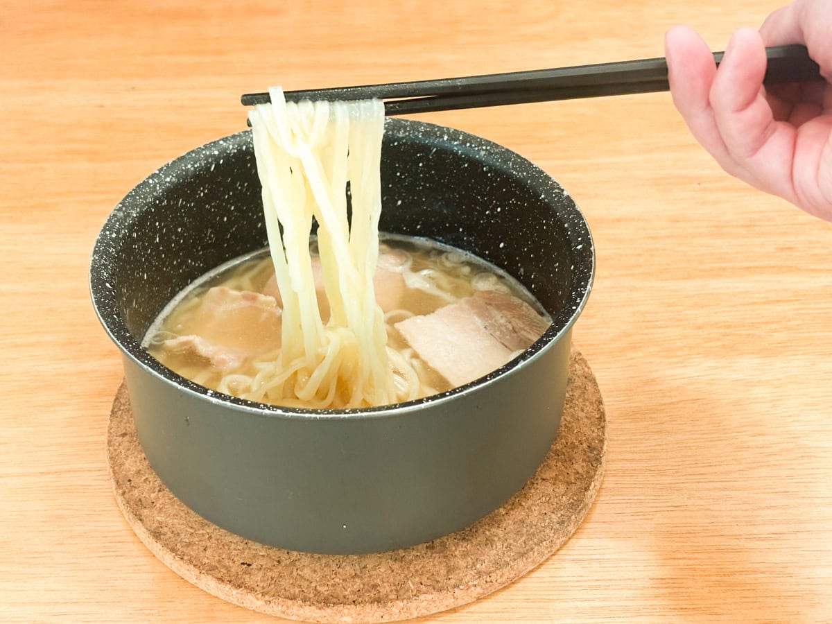 鍋に入れて温めるだけでこのクオリティは凄すぎる。スープの味は当然のことながら喜多方ラーメン坂内そのもの！