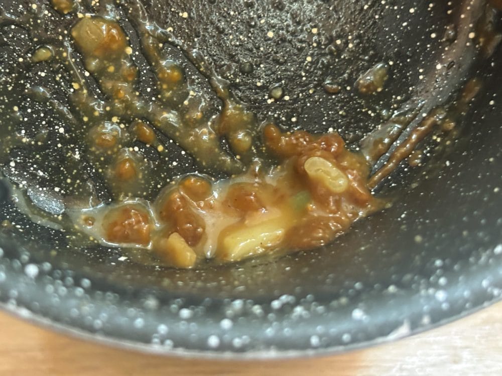 えび天が壊れないように粉末スープを溶いた結果、案の定、完全には溶けきれていませんでした