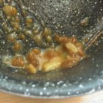 えび天が壊れないように粉末スープを溶いた結果、案の定、完全には溶けきれていませんでした