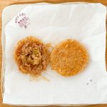 ライスバーガー牛カルビの片面を開いて考察すると、薄い牛カルビが焼けたシワシワ感が見てとれます