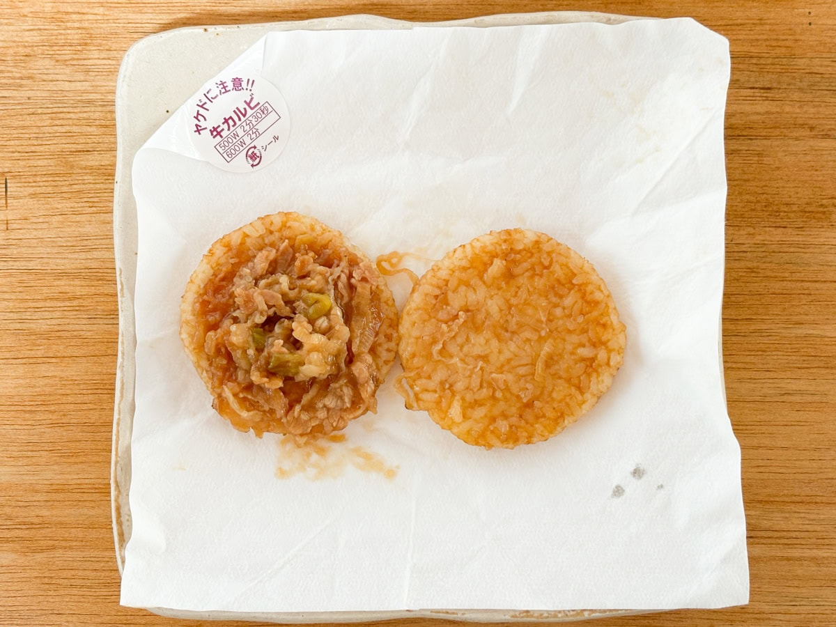 ライスバーガー牛カルビの片面を開いて考察すると、薄い牛カルビが焼けたシワシワ感が見てとれます