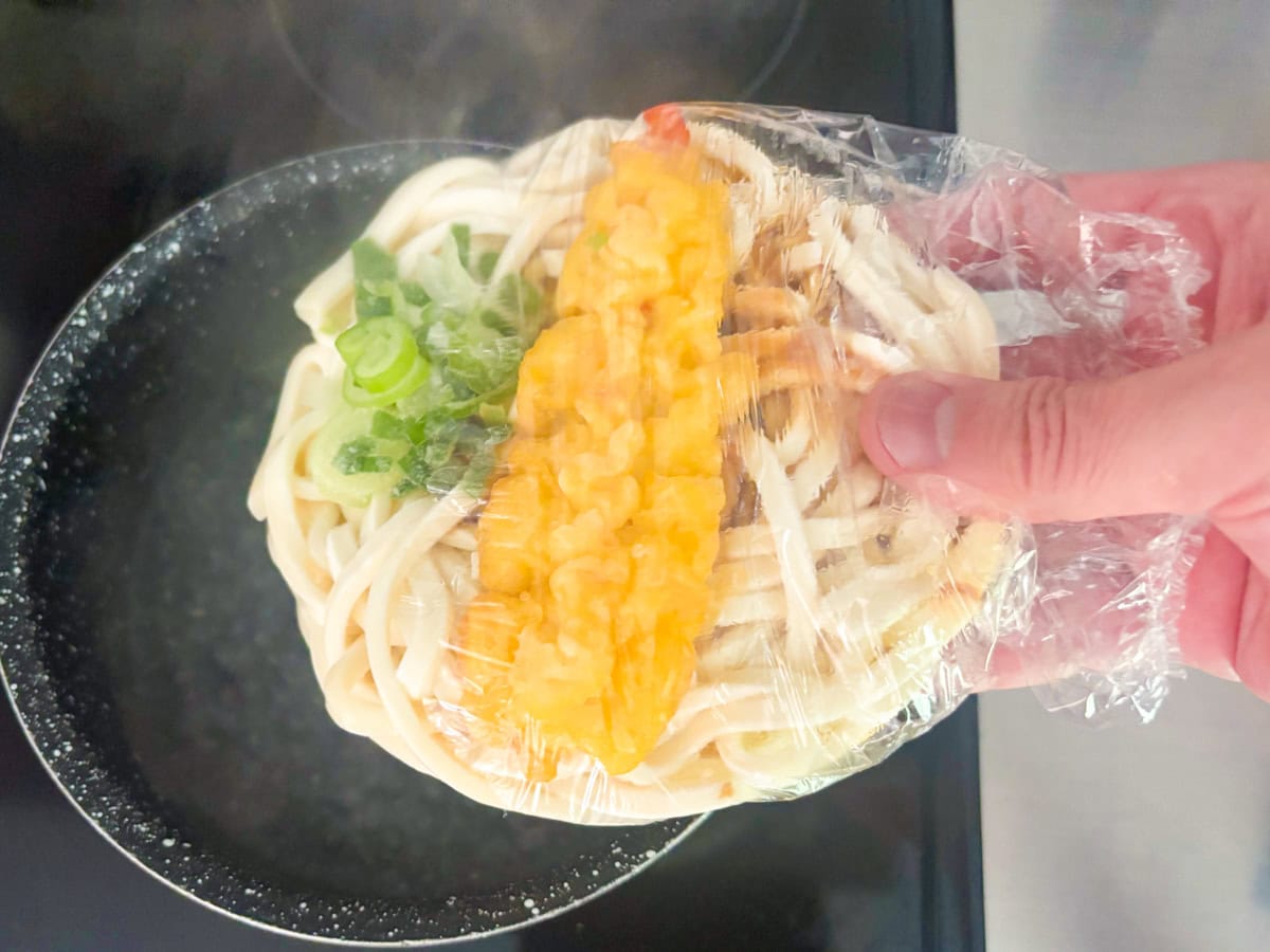 「えび天カレーうどん」は鍋に水を300mL入れ、沸騰したら具材を上にして投入します