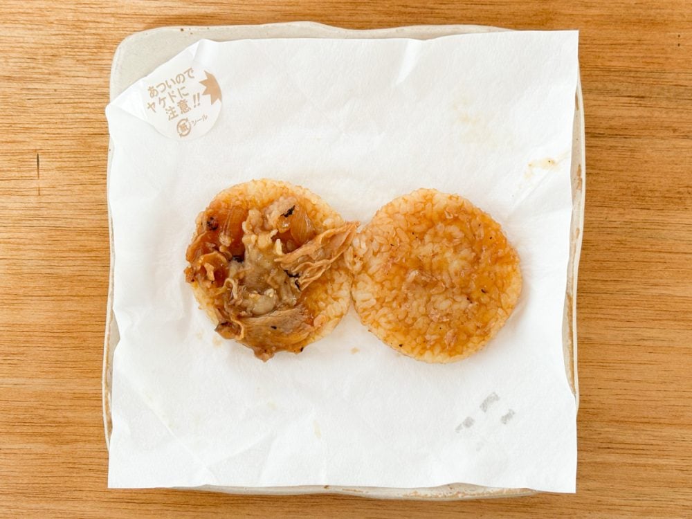 ライスバーガー十勝豚丼の味の片面を開いて考察すると、パッケージ表記通り、肉に直火炙りのお焦げが見てとれます