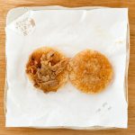 ライスバーガー十勝豚丼の味の片面を開いて考察すると、パッケージ表記通り、肉に直火炙りのお焦げが見てとれます