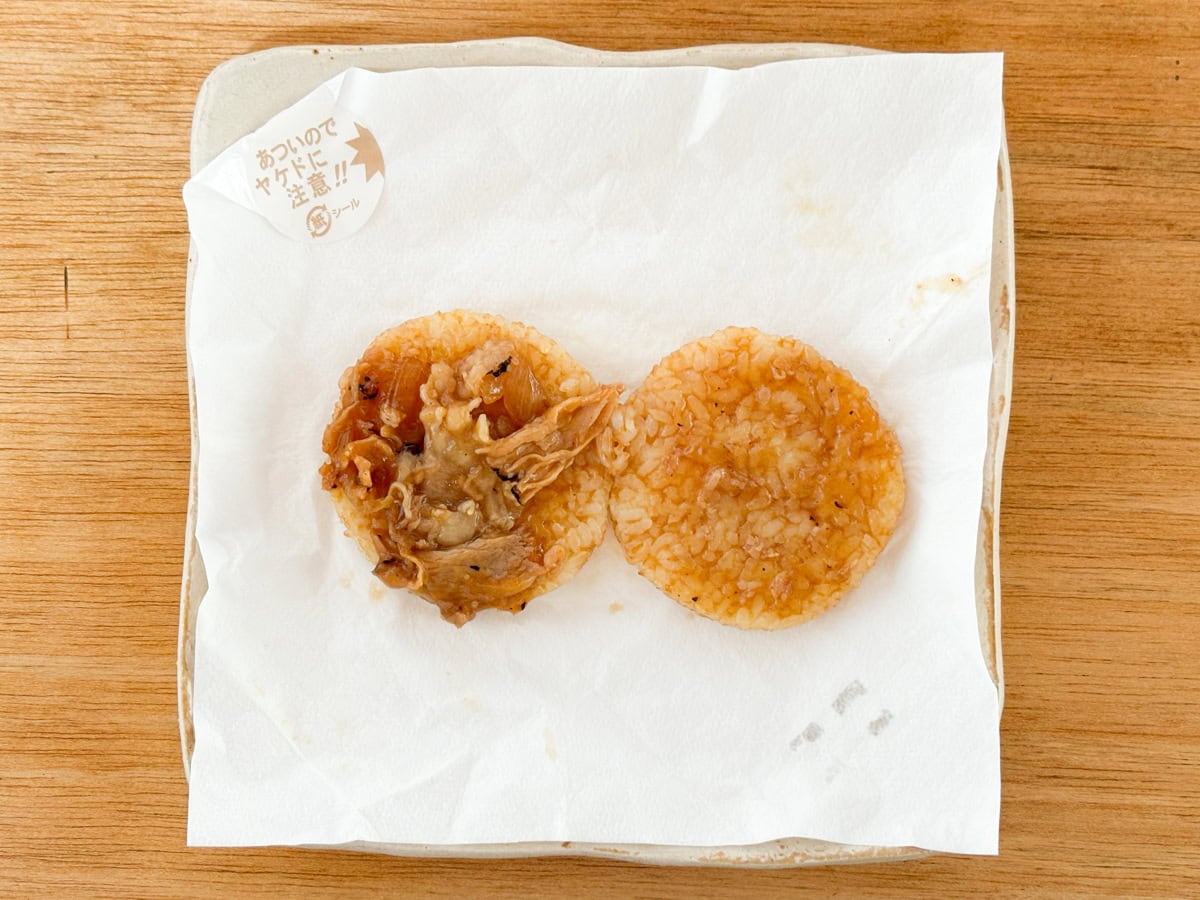 ライスバーガー十勝豚丼の味の片面を開いて考察すると、パッケージ表記通り、肉に直火炙りのお焦げが見てとれます