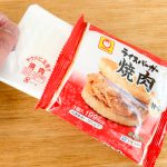 ライスバーガー焼肉のパッケージを開けると、「焼肉」のシール表記がありました