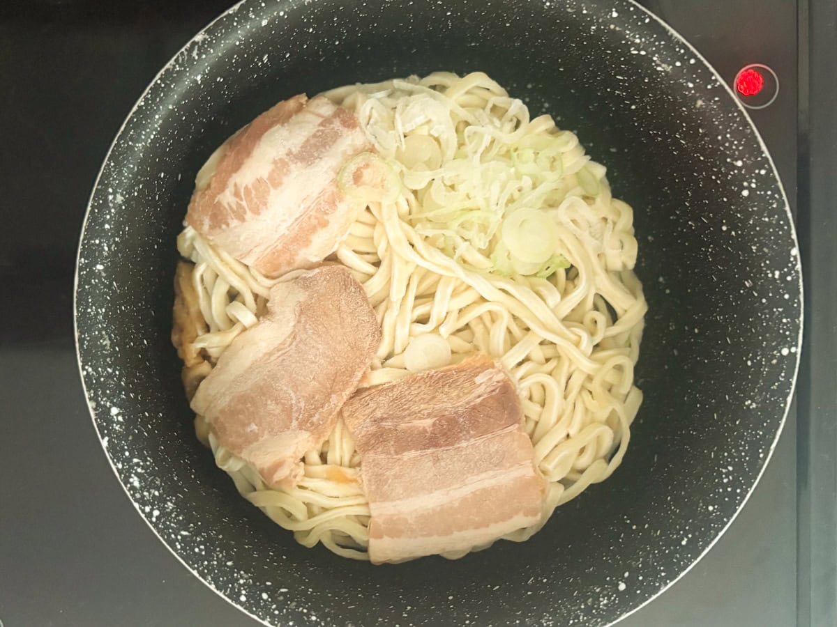 「お水がいらない喜多方ラーメン板内」調理時間は鍋で煮込んで約6分10秒。最初は弱火でスタートです