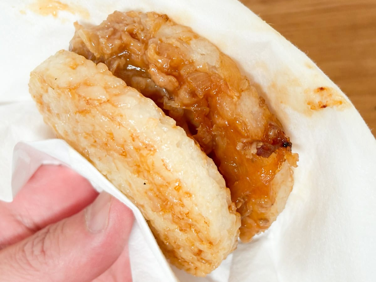 ライスバーガー焼肉はコチュジャン風味たっぷりで甘辛な感じが、まさに焼肉店の焼肉を思い出させます