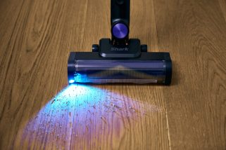 「360度クリーニングを実現」すごい新機能を搭載！シャークの“全方位からゴミを残さず取り除く”最上位コードレス掃除機