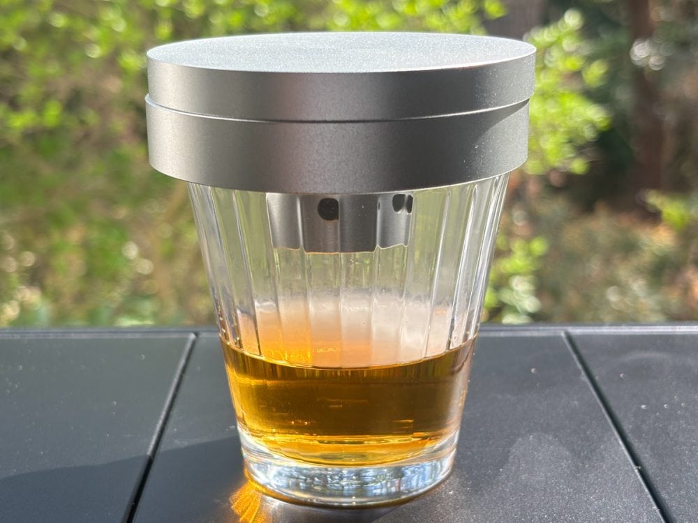 本体の穴から煙が噴出し、グラス内を白い煙が立ち込めます